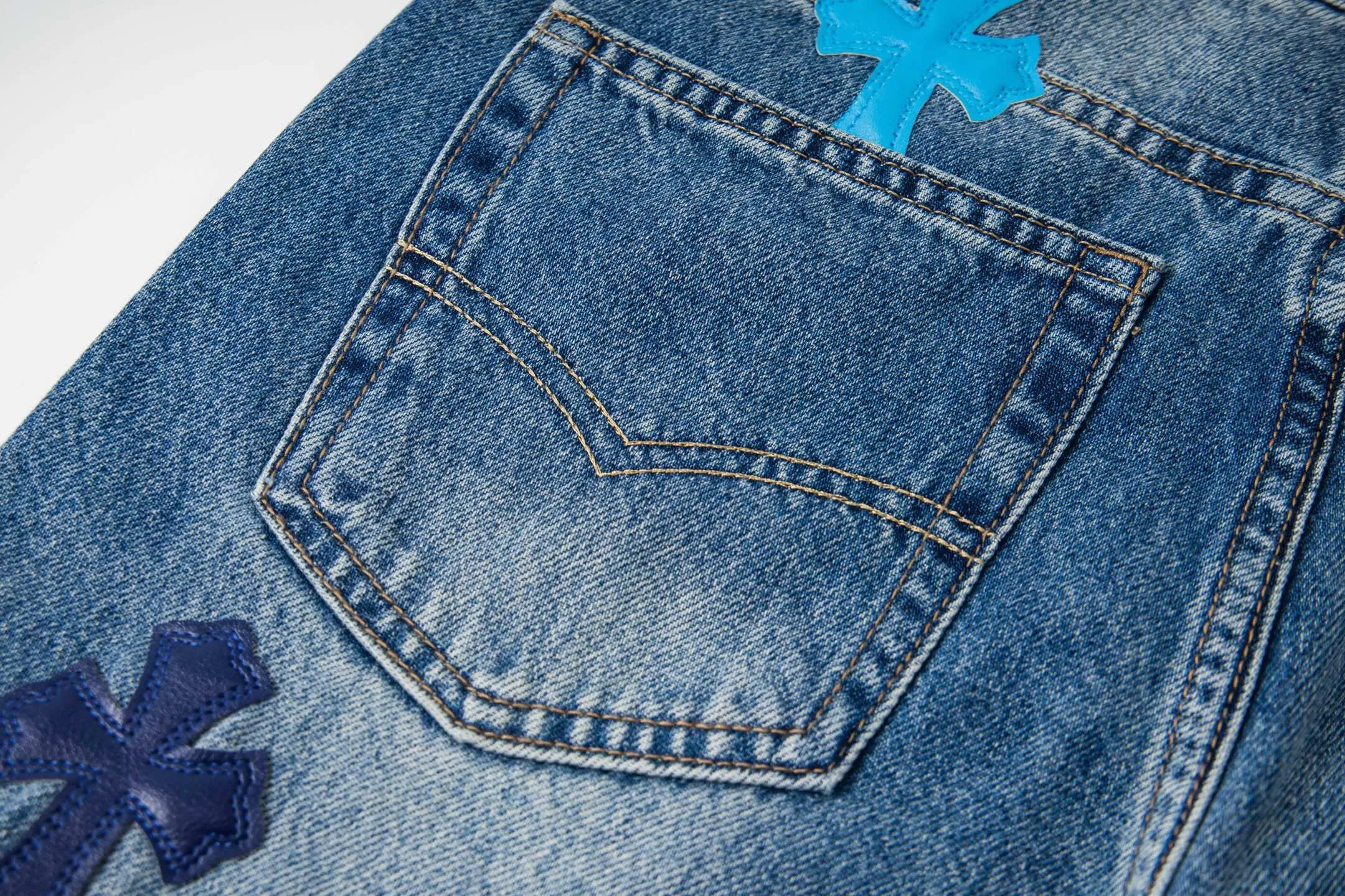 P260 Chrome Hearts micro-flared light blue multi-leather hot jeans. CH jeans need to be washed after the finished product, then disassembled and hand-stitched with sheepskin cross leather and then spliced ​​to complete. The whole piece has too many craftsmanship to explain. The patchwork cross pattern is embellished, and the high-waisted washed jeans! ! Absolutely high-end luxury products, god-level single products and super popular products, made with top heavy industry, a must-see magic weapon. Customized hardware. The fabric is thick and soft after washing. It has good breathability. Customized small leather label. Unique design. The details are simple and elegant, and the workmanship is exquisite. The entire trousers are neatly routed and the details are in place! It’s so cool that both men and women can easily control the genderless trend! Style number: 1796# Color: blue Size: 28 30 32 34 36